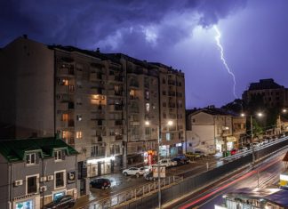 PET KLJUČNIH SAVETA ŠTA DA RADITE KADA GRMI: Ove greške NIKAKO ne pravite kada je olujno nevreme
