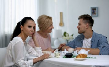 Najgore SVEKRVE se rađaju u ova TRI horoskopska znaka: Zbog njih se RAZVODITE u sekundi, smeškaju vam se a prave pravi PAKAO!