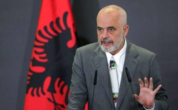 ŽENA EDIJA RAME IMA 59 GODINA I PRAVA JE DAMA: Ona je muslimanka, a deca im se krste sa 3 prsta