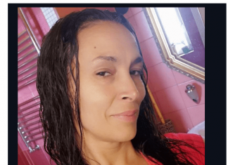 ŽIVJELA NA VISOKIM ŠTIKLAMA I U USKIM HALJINAMA, A SADA ČISTI ŠTALU- Nekada NAŠA najpoželjnija pjevačica devedesetih godina sada živi na selu-NIŠTA MI NIJE TEŠKO (FOTO)