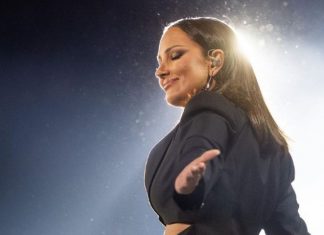 PRIJA SA PIĆEM U RUCI I HILJADAMA HRVATA NAPRAVILA SELFI! Na ovu fotografiju odmah odreagovala i Jelena Rozga, PRIZOR ĆE OBIĆI CIJELI REGION (FOTO)