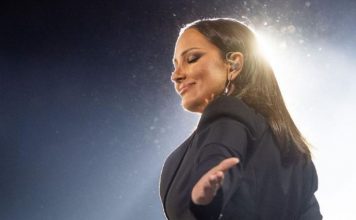 PRIJA SA PIĆEM U RUCI I HILJADAMA HRVATA NAPRAVILA SELFI! Na ovu fotografiju odmah odreagovala i Jelena Rozga, PRIZOR ĆE OBIĆI CIJELI REGION (FOTO)