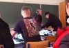 Ovo samo kod nas ima – profesor i učenik se brutalno potukli u razredu – nastavnik će otkaz dobiti radi ovog što je uradio