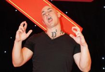 Potpuni haos! Srpski muzičar u Opatiji lupao publiku cipelom po glavi, oni se gurali bliže pozornici i tražili još!(VIDEO)