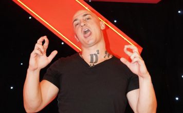 Potpuni haos! Srpski muzičar u Opatiji lupao publiku cipelom po glavi, oni se gurali bliže pozornici i tražili još!(VIDEO)