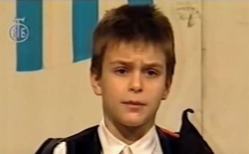 Da li prepoznajete dječaka sa slike? Danas je opasan frajer, žene za njim gube glavu