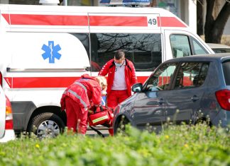 PROLAZNICI NAŠLI DJEVOJČICU “MORTUS PIJANU” NA KALEMEGDANU Ekipu Hitne pomoći dočekao UŽAS prethodne noći: Maloljetnici se i UBADALI