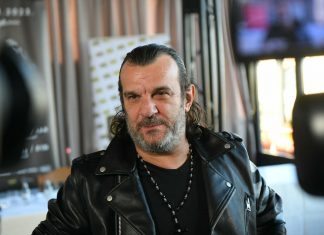 ŽENA PRIŠLA DA SE SLIKA SA LUKASOM, A ON SVE ZGROZIO SVOJIM POSTUPKOM! Pjevač joj zalupio vrata ispred nosa, ona ostala u šoku