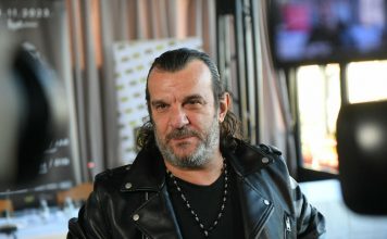 ŽENA PRIŠLA DA SE SLIKA SA LUKASOM, A ON SVE ZGROZIO SVOJIM POSTUPKOM! Pjevač joj zalupio vrata ispred nosa, ona ostala u šoku