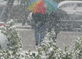 KAKO DA SE STOPALA NE SMRZAVAJU I NA MINUS 30? Rusi imaju odličnu foru, svi to bacamo, a može da zagrije i NAJLEDENIJU obuću