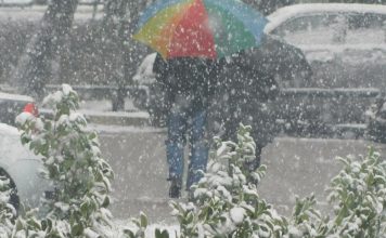 KAKO DA SE STOPALA NE SMRZAVAJU I NA MINUS 30? Rusi imaju odličnu foru, svi to bacamo, a može da zagrije i NAJLEDENIJU obuću