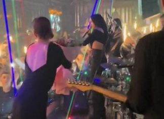 ŠOK NA NASTUPU EDITE ARADINOVIĆ! Bivši dečko joj poslao buket, njena poruka puna masnih PSOVKI, a onda ZAVRLJAČILA cvijeće (VIDEO)