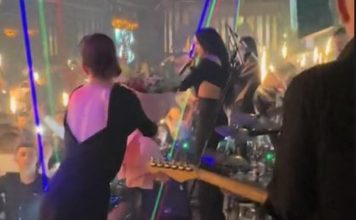 ŠOK NA NASTUPU EDITE ARADINOVIĆ! Bivši dečko joj poslao buket, njena poruka puna masnih PSOVKI, a onda ZAVRLJAČILA cvijeće (VIDEO)