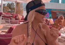 FUJ KAKO JE NIJE STID! KARLEUŠA BLAMIRA KĆERKE U NAJUŽEM KUPAĆEM NA SVIJETU Atina glavu skroz spustila, a žena u pozadini izbezumljena