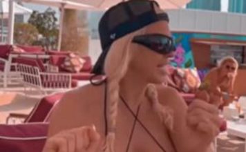 FUJ KAKO JE NIJE STID! KARLEUŠA BLAMIRA KĆERKE U NAJUŽEM KUPAĆEM NA SVIJETU Atina glavu skroz spustila, a žena u pozadini izbezumljena