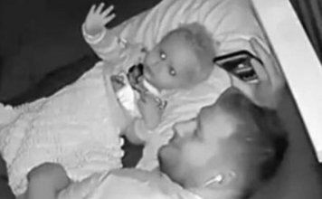 Beba je iz kreveta uporno mahala nekome: Kada je otac pogledao snimak, pretrnuo je od straha (Video)