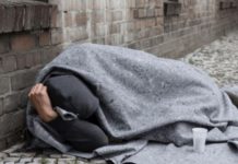 Žena iz Novog Sada prišla beskućniku da mu da nešto novca: Šokirala se kada je shvatila ko je on! (Foto)