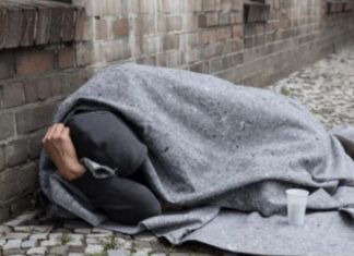 Žena iz Novog Sada prišla beskućniku da mu da nešto novca: Šokirala se kada je shvatila ko je on! (Foto)