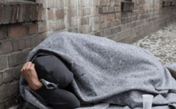 Žena iz Novog Sada prišla beskućniku da mu da nešto novca: Šokirala se kada je shvatila ko je on! (Foto)