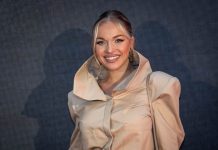 GRUDI KIPE, A ONA NIKAD BOLJA! Nakon operacije, Teodora “oduvala” na Instagramu – POLUGOLA ispred ogledala! (FOTO)