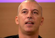 TOPALKO SE SKINUO, SPUSTIO GAĆE I OPALIO SELFI! Žene ne znaju gdje prije da gledaju, haos na mrežama zbog pjevača (FOTO)