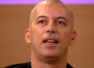 TOPALKO SE SKINUO, SPUSTIO GAĆE I OPALIO SELFI! Žene ne znaju gdje prije da gledaju, haos na mrežama zbog pjevača (FOTO)