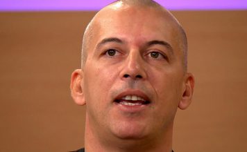 TOPALKO SE SKINUO, SPUSTIO GAĆE I OPALIO SELFI! Žene ne znaju gdje prije da gledaju, haos na mrežama zbog pjevača (FOTO)