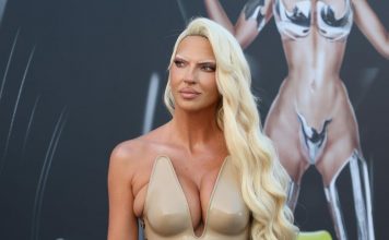 JELENA KARLEUŠA BEZ TRUNKE ŠMINKE! Pevačica pokazala pravo lice, ovako izgleda u svoja 4 zida (VIDEO)