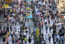 LJUDI IDU ULICOM I PLAČU: Šta se događa? Pojava koju su mnogi primetili u gradovima širom Srbije