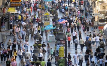 LJUDI IDU ULICOM I PLAČU: Šta se događa? Pojava koju su mnogi primetili u gradovima širom Srbije