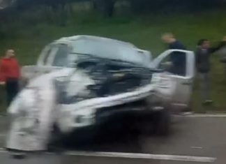PRVI SNIMCI TEŠKE NESREĆE KOD BUBANJ POTOKA: Auto se isprevrtao, skroz zgužvan,