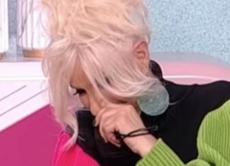 ZA 23 GODINE NIKO SE NIKADA OVAKO NIJE POJAVIO U EMISIJI “MAGAZIN IN” Pevačica došla bez zuba, pa sve vreme držala ruke na lice