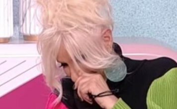 ZA 23 GODINE NIKO SE NIKADA OVAKO NIJE POJAVIO U EMISIJI “MAGAZIN IN” Pevačica došla bez zuba, pa sve vreme držala ruke na lice