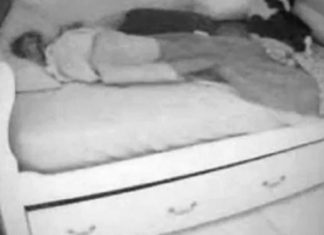 Sakrila kameru u sobu svoje kćerke jer je sumnjala da dovodi dečka noću, istina je biIa mnogo gora: Kada je vidjela šta je izašIo ispod kreveta, smučiIo joj se (Video)