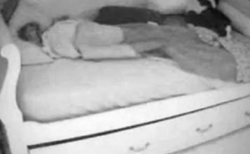 Sakrila kameru u sobu svoje kćerke jer je sumnjala da dovodi dečka noću, istina je biIa mnogo gora: Kada je vidjela šta je izašIo ispod kreveta, smučiIo joj se (Video)