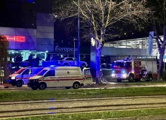 Teška saobraćajna nesreća / Vatrogasci morali da režu MERCEDES – užas, šta se ovo dešava