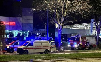 Teška saobraćajna nesreća / Vatrogasci morali da režu MERCEDES – užas, šta se ovo dešava