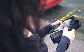 Djevojka iz Novog Sada pronašla kovertu punu novca, na njoj samo ova riječ: Ubrzo joj zazvonio telefon sa jednim pitanjem! Sve se odigralo u 17H