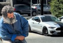 BESKUĆNIK PRONAŠAO PORODICU POSLIJE 13 GODINA ZBOG JEDNOG SNIMKA Sve je počelo kada je viđen kako gleda čežnjivo skupi sportski auto