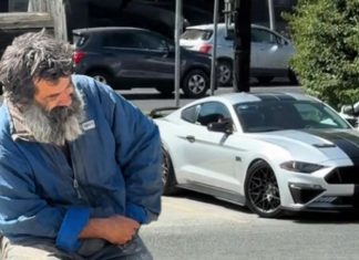 BESKUĆNIK PRONAŠAO PORODICU POSLIJE 13 GODINA ZBOG JEDNOG SNIMKA Sve je počelo kada je viđen kako gleda čežnjivo skupi sportski auto