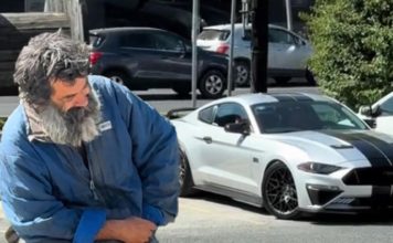 BESKUĆNIK PRONAŠAO PORODICU POSLIJE 13 GODINA ZBOG JEDNOG SNIMKA Sve je počelo kada je viđen kako gleda čežnjivo skupi sportski auto