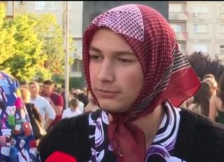 HIT SNIMAK: Dečko na maturu došao obučen kao baka, sa sobom poveo i svoja dva “UNUKA” (VIDEO)