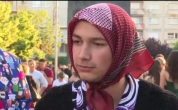 HIT SNIMAK: Dečko na maturu došao obučen kao baka, sa sobom poveo i svoja dva “UNUKA” (VIDEO)