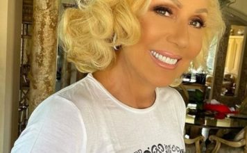 Dekolte do pupka i gole noge: Zbog Brenine izazovne haljine muškarcima padaju vilice (FOTO)