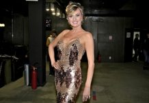 USKORO PUNI 57 GODINA, A KAD SE SKINE NEMA JOJ RAVNE NA ESTRADI! Naša pjevačica se razgolitila i pozirala na brodu, vilice PADAJU