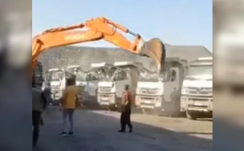 RAZLUPAO PET KAMIONA Omer nije isplatio radnicima plate, a onda je njegov sestrić sjeo u bager i naplatio mu sve sa kamatom (VIDEO)