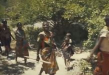 Muškarci dele supruge i 5 puta dnevno vode ljubav na šok način, tek da vidite porođaj žena: Kako živi najstariji narod?