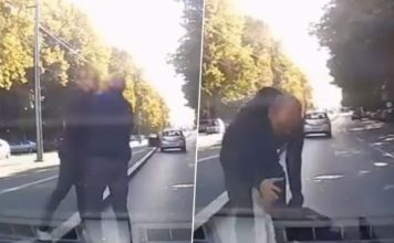 VOZAČ ISTRČAO IZ KOLA I POČEO DA TUČE STARIJEG MUŠKARCA NASRED ULICE Ovo je snimak zbog kojeg su ljudi u Srbiji pobesneli, a jedna devojka postala heroj (VIDEO)