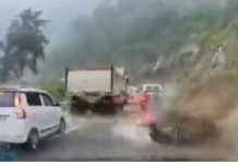 JEZIV SNIMAK ODRONA: Ogromna STENA u sekundi smrskala automobile! Ima mrtvih! (VIDEO)