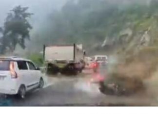 JEZIV SNIMAK ODRONA: Ogromna STENA u sekundi smrskala automobile! Ima mrtvih! (VIDEO)